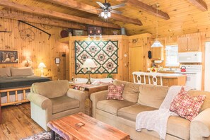Casa rural nupcial, 1 llit de matrimoni gran, no fumadors, banyera d'hidromassatge | Sala d'estar | Llar de foc i llibres