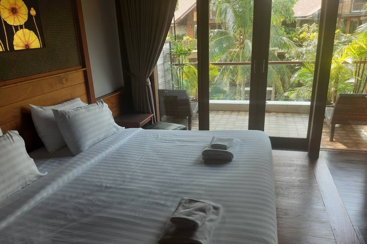 Family Suite, Sea View | Desk, rollaway beds, free WiFi