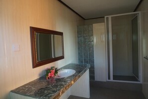 Pancuran mandi, tab mandi rendaman dalam, pengering rambut 
