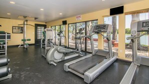 Een sportschool met loopbanden, elliptische trainers en krachttoestellen.