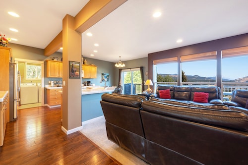 West Sail - Play & Work in Hood River! River & Mountain Views, Quiet, Walk to Downtown