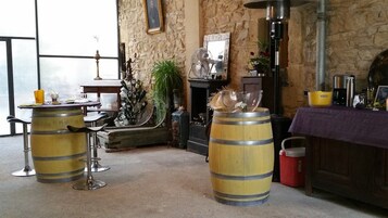 Un interior rústico con muebles de madera, pared de piedra y chimenea.
