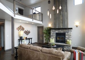 Smart TV, fireplace, Netflix, Hulu