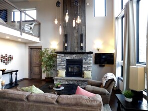 Smart TV, fireplace, Netflix, Hulu