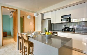 Geladeira, micro-ondas, fogão, cooktop