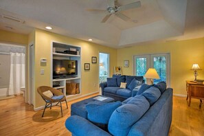 TV, lettore DVD, libri, videoteca