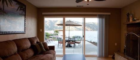 Smart TV, fireplace, music library, stereo