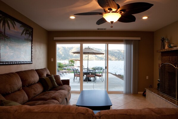 Smart TV, fireplace, music library, stereo