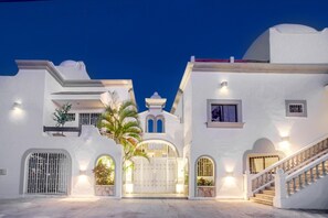 Exterior - 2 Bedroom, 6 people, Families, Spacious, Full Kitchen, Rooftop w/ Shallow Pool (Playa del Carmen)