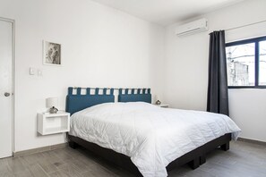 2 bedrooms, iron/ironing board, travel cot, WiFi - 2 Bedroom, 6 people, Families, Spacious, Full Kitchen, Rooftop w/ Shallow Pool (Playa del Carmen)