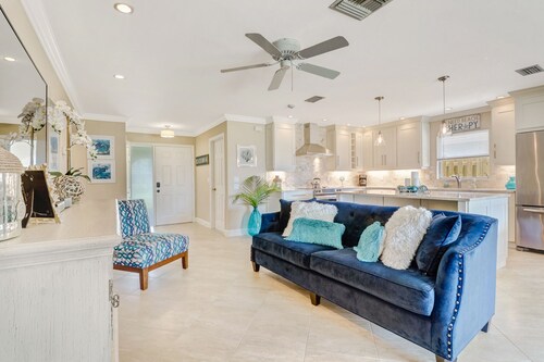 COASTAL GETAWAY -  Heated Pool, Elegant Decor; near beaches, shops, restaurants