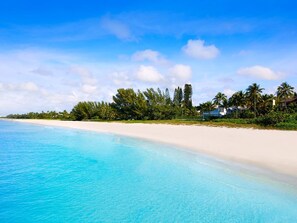 Aurinkotuoleja, rantapyyhkeitä