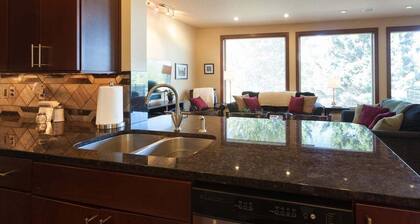 Downwinder - Hot Tub! A/C, Views, Minutes to Downtown