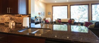 Downwinder - Hot Tub! A/C, Views, Minutes to Downtown