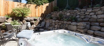 Downwinder - Hot Tub! A/C, Views, Minutes to Downtown