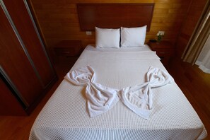 客房内保险箱、办公桌、免费 WiFi、床单