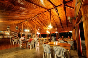 供应早餐、午餐和晚餐