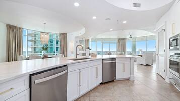 Kjøleskap, mikrobølgeovn, ovn og kokeplater