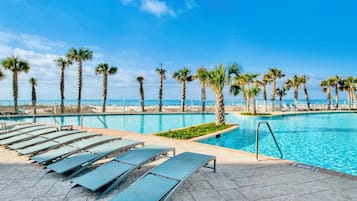 Una piscina techada, una piscina climatizada