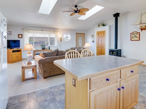 Interior - Crabbin' Cabin ~ Bayshore Estates (Waldport)