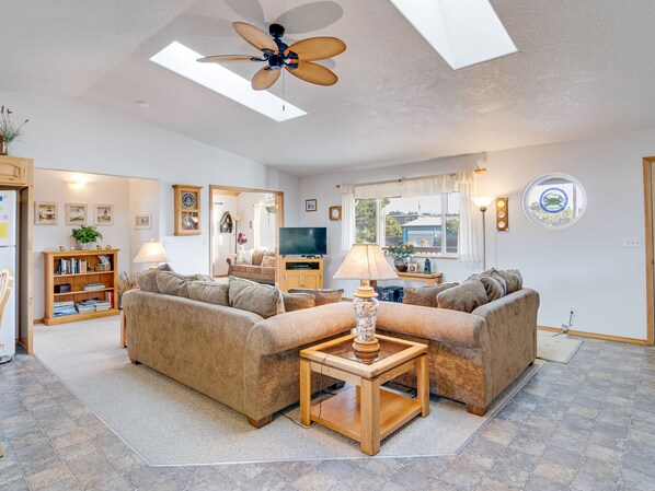 DVD player - Crabbin' Cabin ~ Bayshore Estates (Waldport)