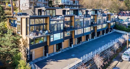 FOUR - River View, Hot Tub, Luxurious Downtown Loft!