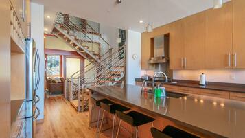 Réfrigérateur, micro-ondes, four, plaque de cuisson