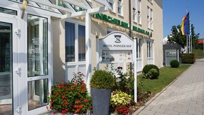 Hotellin sisäänkäynti, jossa on kyltti, jossa lukee ”Hotel Pönger Hof”, ja lippu.