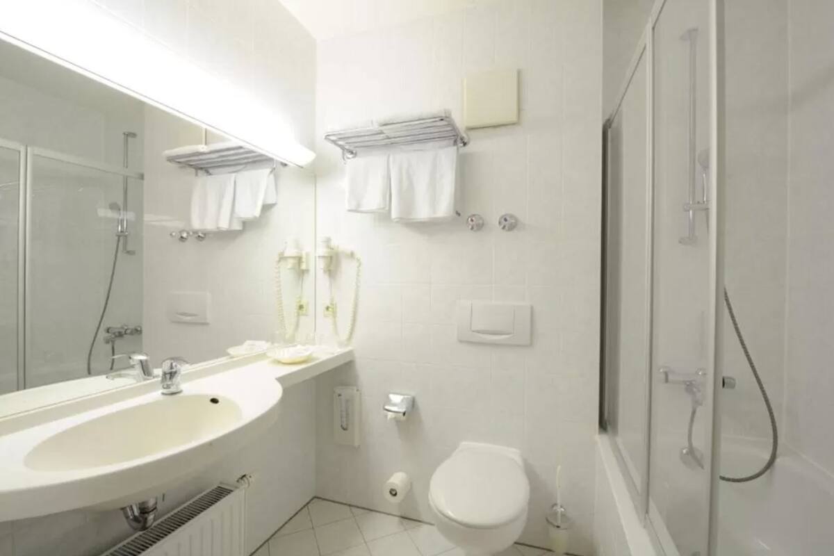combined shower/bathtub, free toiletries, hair dryer, slippers
