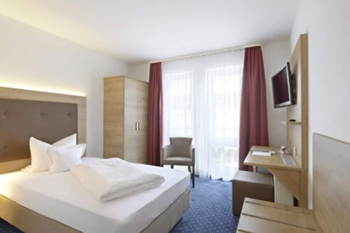 standard single room | premium bedding, minibar, in-room safe, desk