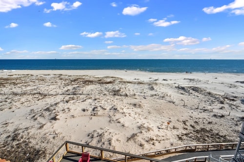 Huge Hot Tub overlooking the Gulf! Rooftop deck and plenty of space for all!