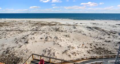 Huge Hot Tub overlooking the Gulf! Rooftop deck and plenty of space for all!