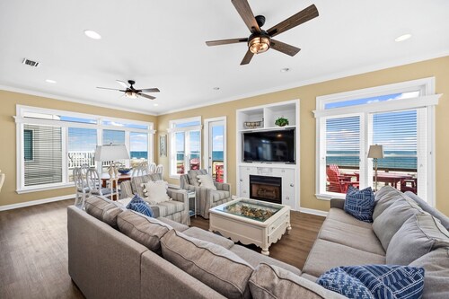 Kaunis rantahotelli, jolla on hämmästyttävä kattoterassi ja hissi!