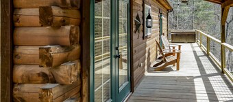 Walk to the Broad River or Mirror Lake! Hot tub and gameroom!