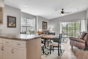 Smart TV - Minutes from Downtown Branson! So Many Amazing Amenities! Clean and Cozy! 2BD (Branson)