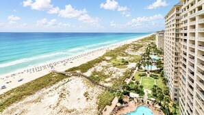 Ein Strandhotel mit Pool, Zugang zum Strand und Blick auf den Ozean.