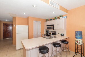 Fridge, microwave, oven, stovetop - Sonoran Spa N805 - 1 BR Next to the Pool, High Speed Wi-Fi - Beachfront Upper Floor Luxury Condo (Puerto Peñasco)