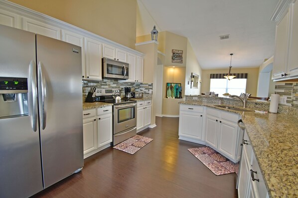 Fridge, microwave, oven, stovetop - Beautiful Pool Home With Kid's Play Room - Close to Theme Parks & Attractions (Kissimmee)