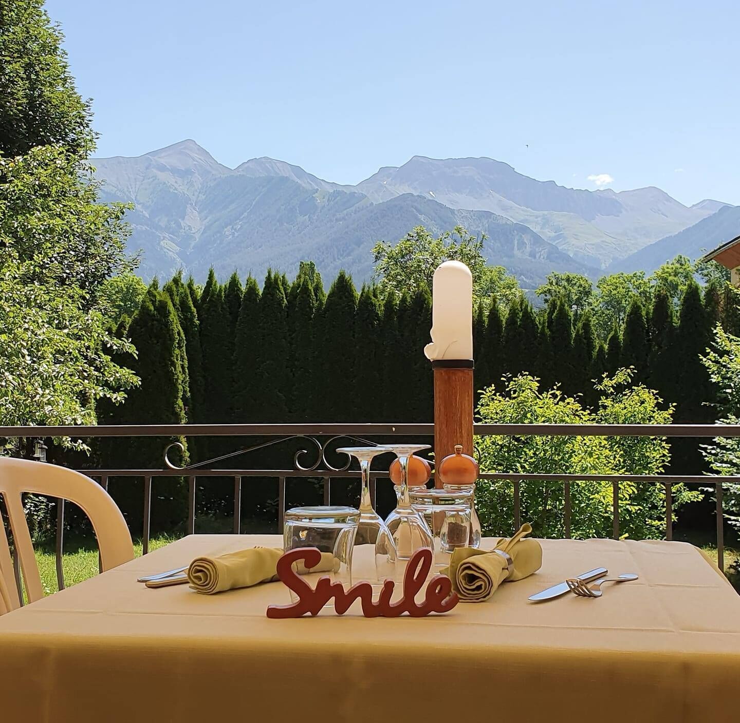 Serveert ontbijt, moderne Europese gerechten, uitzicht op de tuin 