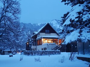 Fassade der Unterkunft – Abend/Nacht