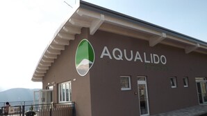 Un edificio con un cartel que dice "AQUALIDO RONZONE".
