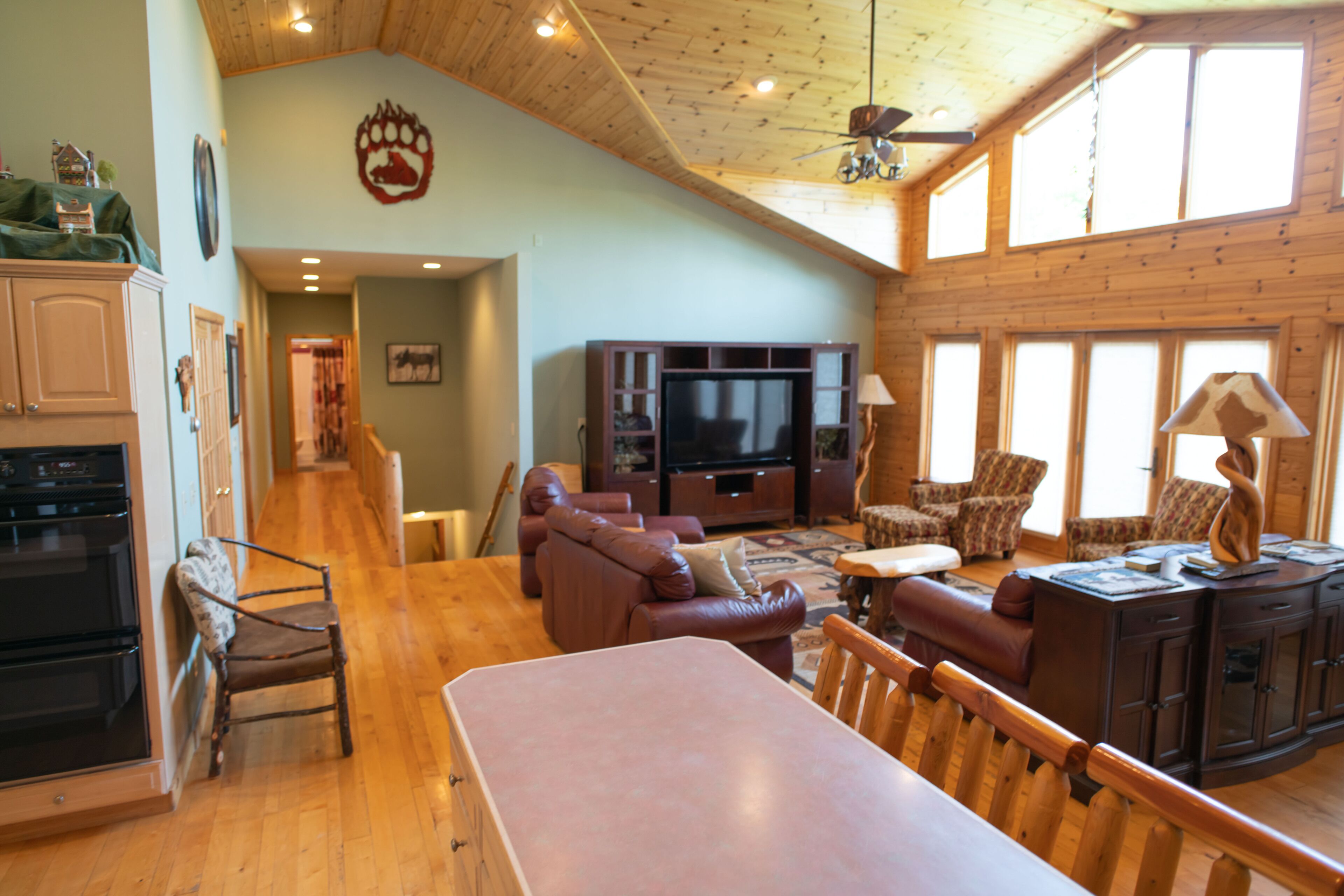 Smart-tv, dvd-afspiller, bøger, kontorer