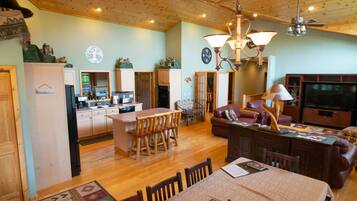 Smart TV, lettore DVD, libri, studio