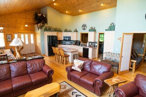 Smart TV, DVD player, books, offices - Large family home, perfect for extended family gatherings (Bellaire)