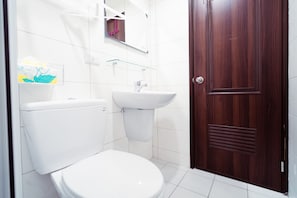 Quadruple Room | Bathroom | Shower, free toiletries, hair dryer, slippers - Partyport-Hai (Tainan)