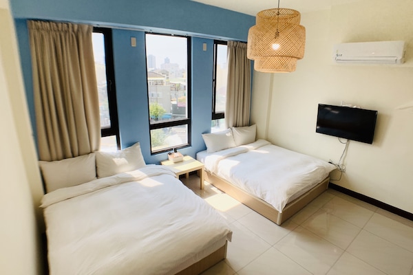 Vierbettzimmer | 1 Schlafzimmer, hochwertige Bettwaren, Schreibtisch, kostenloses WLAN