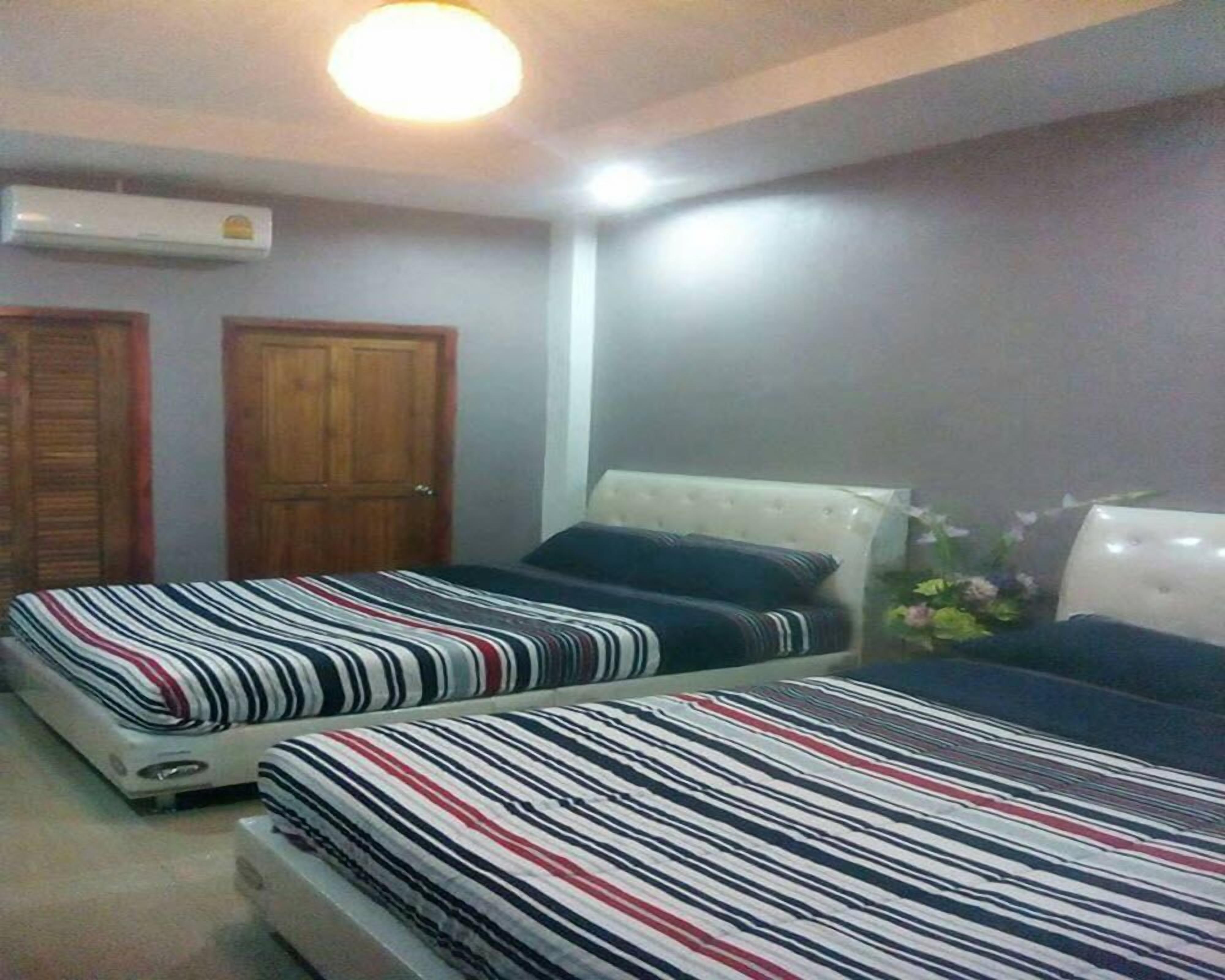 Family Room  | Bathroom | Shower, free toiletries, towels