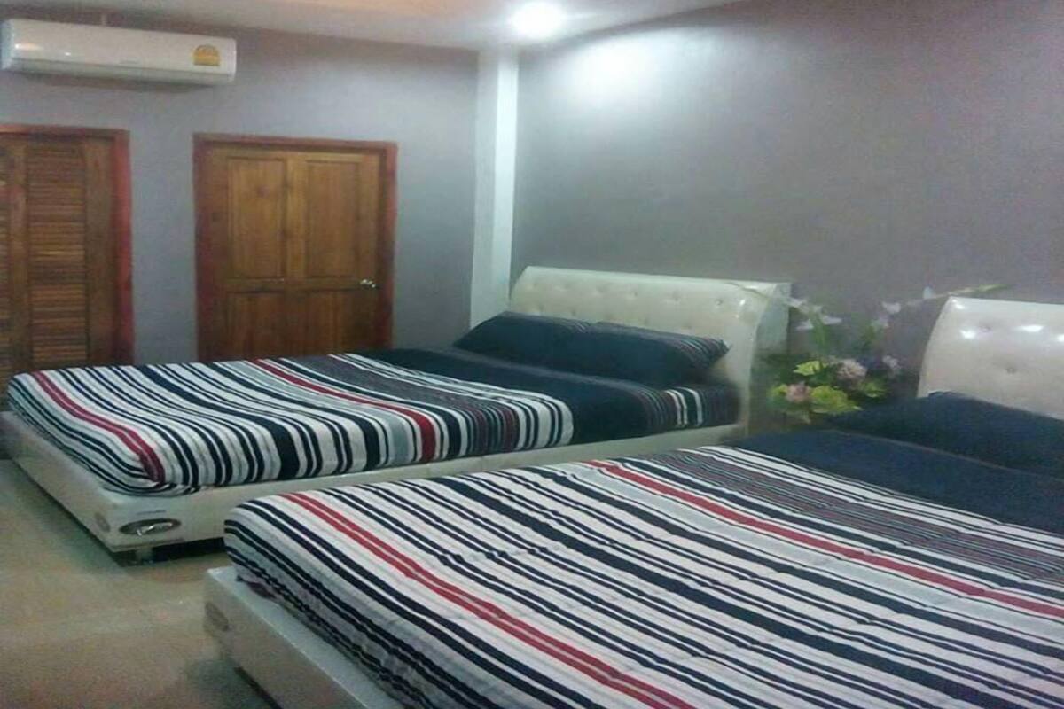 Family Room | Bathroom | Shower, free toiletries, towels