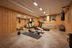 Equipamiento de fitness en la habitación