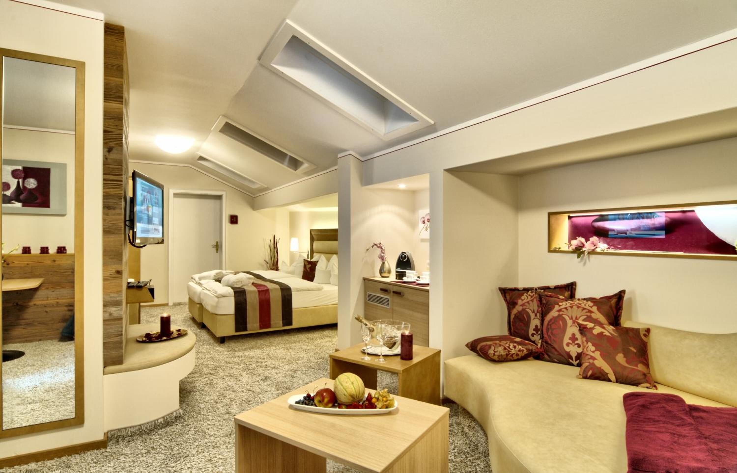 Superior suite | Hypoallergeen beddengoed, een minibar, een kluis op de kamer, een bureau